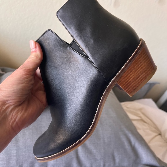 Black Cole Haan leather boots. Sz 7.5. - Picture 2 of 5